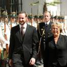 Kronprins Haakon besøkte Chile i 2008 etter invitasjon fra President Michelle Bachelet. Her under gardeinspeksjon ved mottakelsen (Foto: Lise Åserud, Scanpix).